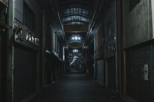 寝静まる夜の商店街（須崎町商店街）の写真