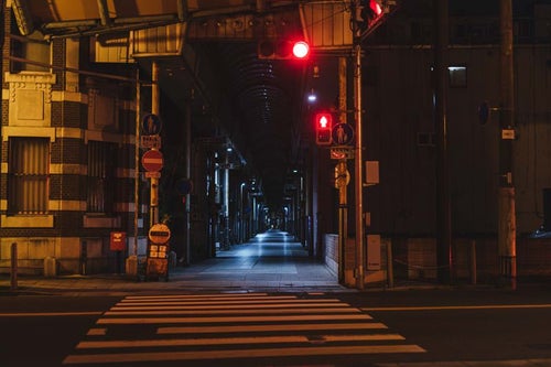 夜の直方市古町商店街と横断歩道の写真