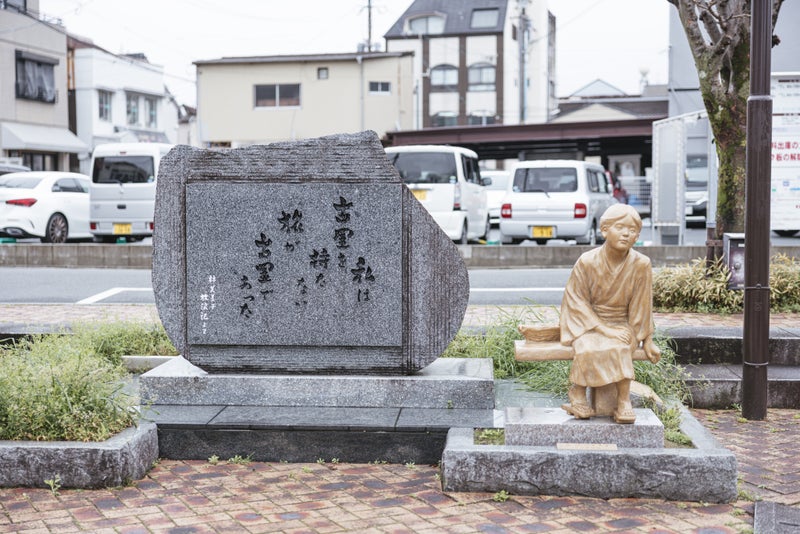 須崎町公園の林芙美子像と文学碑の写真