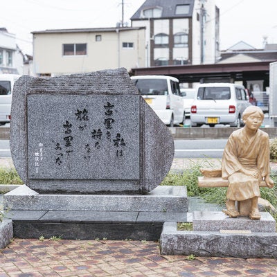 須崎町公園の林芙美子像と文学碑の写真