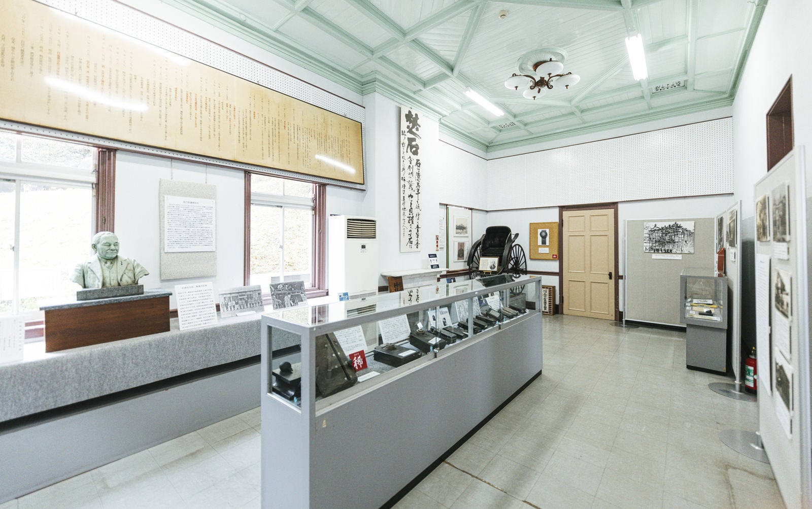 「ガス検知器など貴重な資料が展示された石炭記念館展示室」の写真