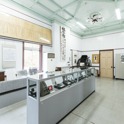 ガス検知器など貴重な資料が展示された石炭記念館展示室の写真