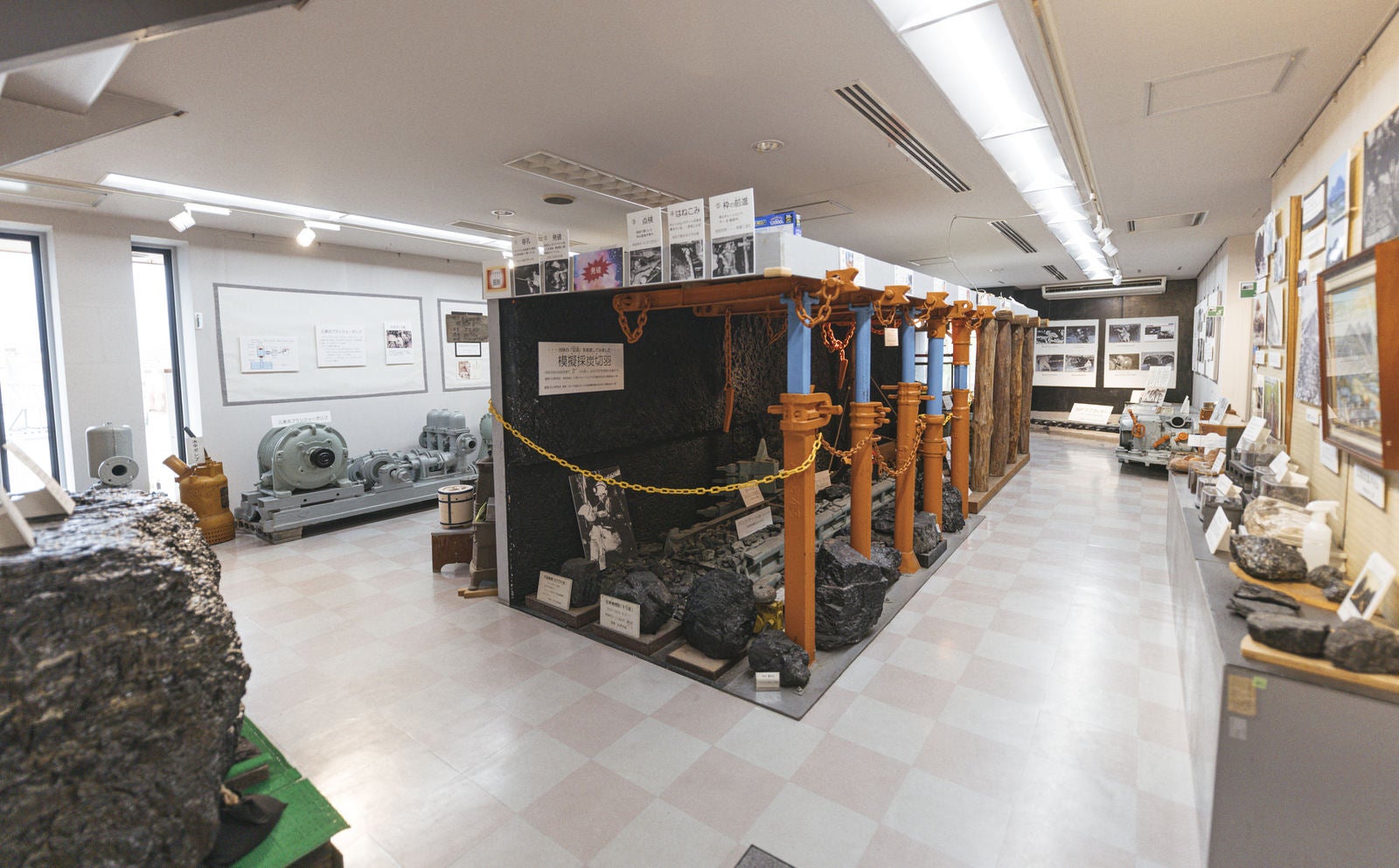 「直方市石炭記念館別館展示室と中央の坑内ジオラマ」の写真