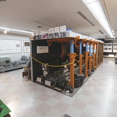 直方市石炭記念館別館展示室と中央の坑内ジオラマの写真
