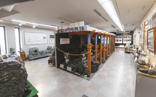 直方市石炭記念館別館展示室と中央の坑内ジオラマの写真