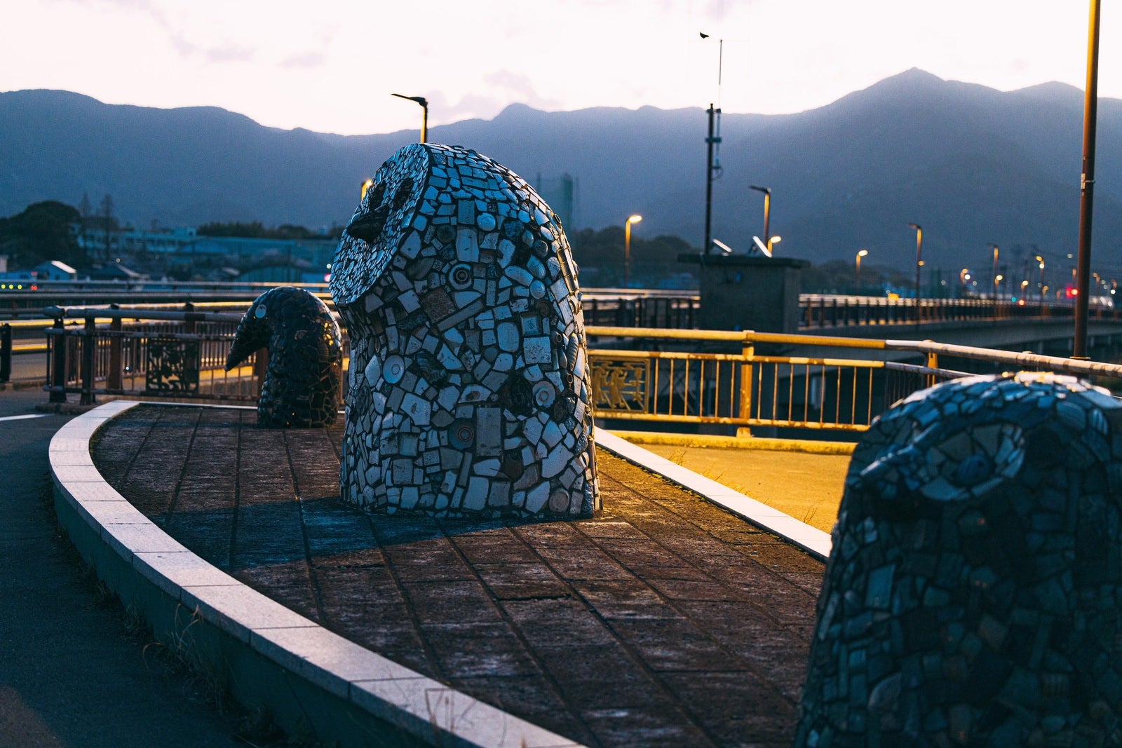 「朝を待つ日の出橋のフクロウ像」の写真
