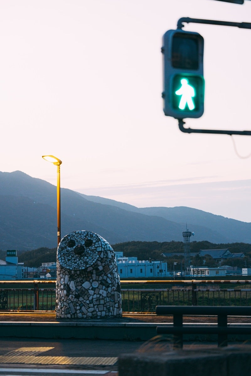 「日の出桟橋のふくろう像と横断歩道」の写真