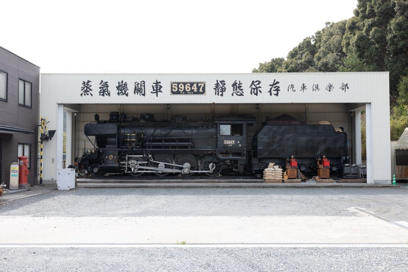 敷地内の静態保存蒸気機関車・9600形59647号機の全景の写真