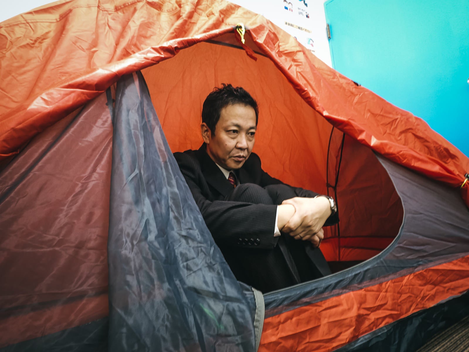 「家に帰れないのでテントで暮らす会社員」の写真［モデル：のせさん］