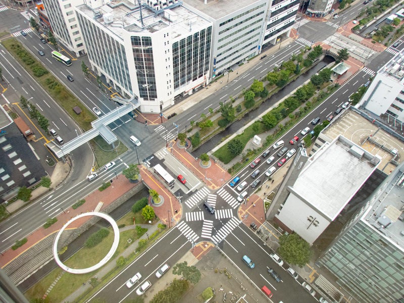 俯瞰して見る札幌大通りと交通事情の写真