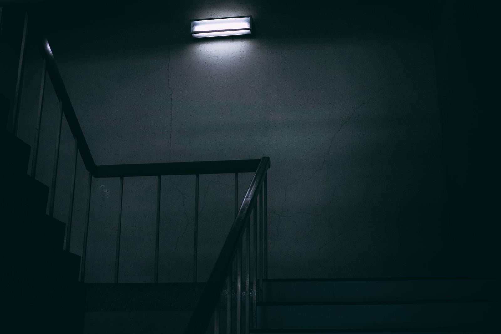 「一人称視点で眺める仄暗い階段」の写真