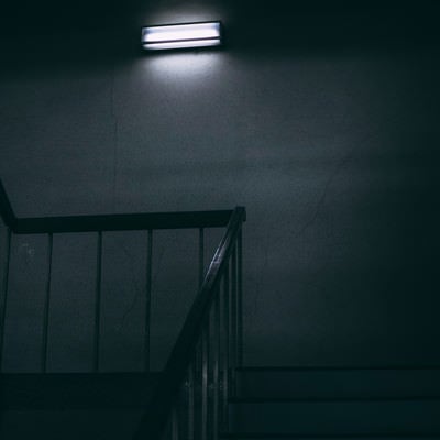 一人称視点で眺める仄暗い階段の写真