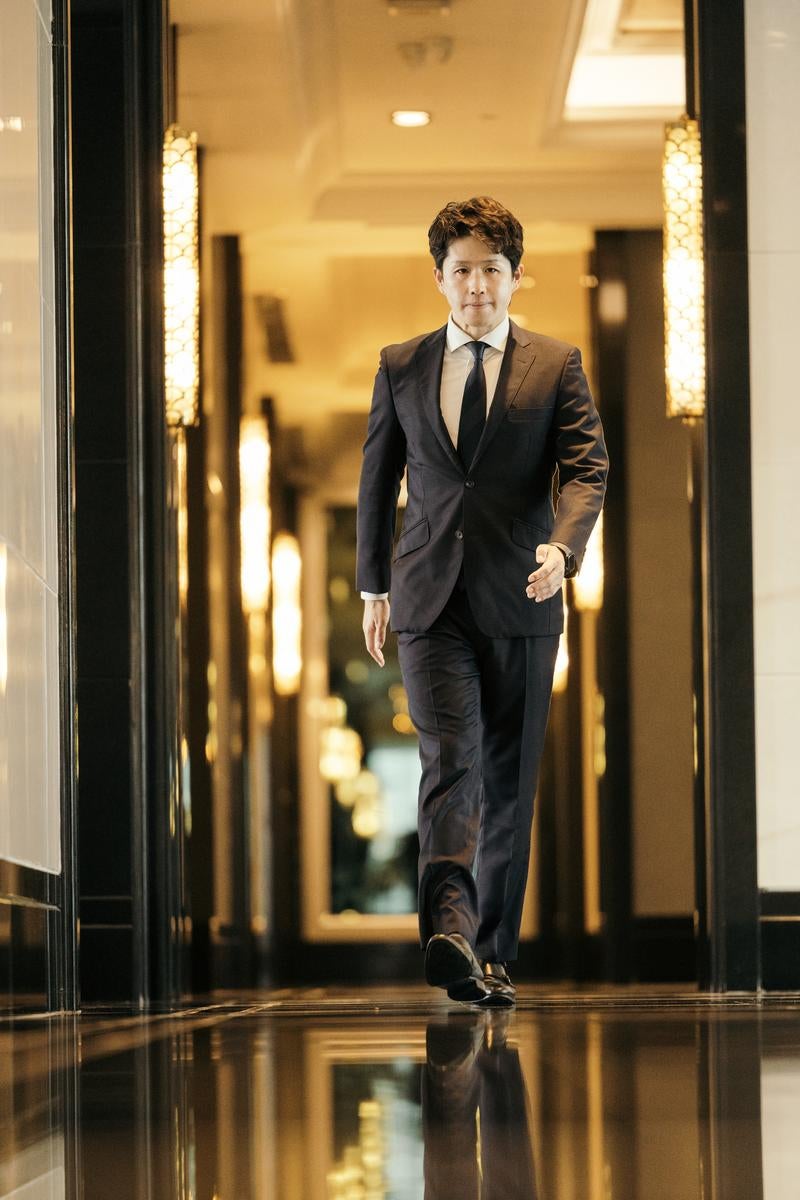 「商談後の元行員」の写真［モデル：野崎繁裕］