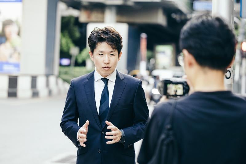 街中で配信するYouTuberの写真