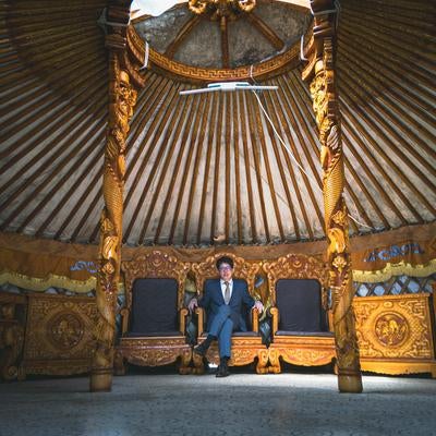 ゲルの中の王座に座るスーツ姿の男性の写真