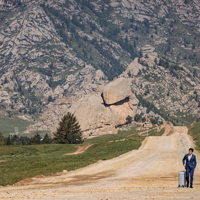 ゴルヒ・テレルジ国立公園の広大な山岳地帯を出張中のM&Aアドバイザーの写真