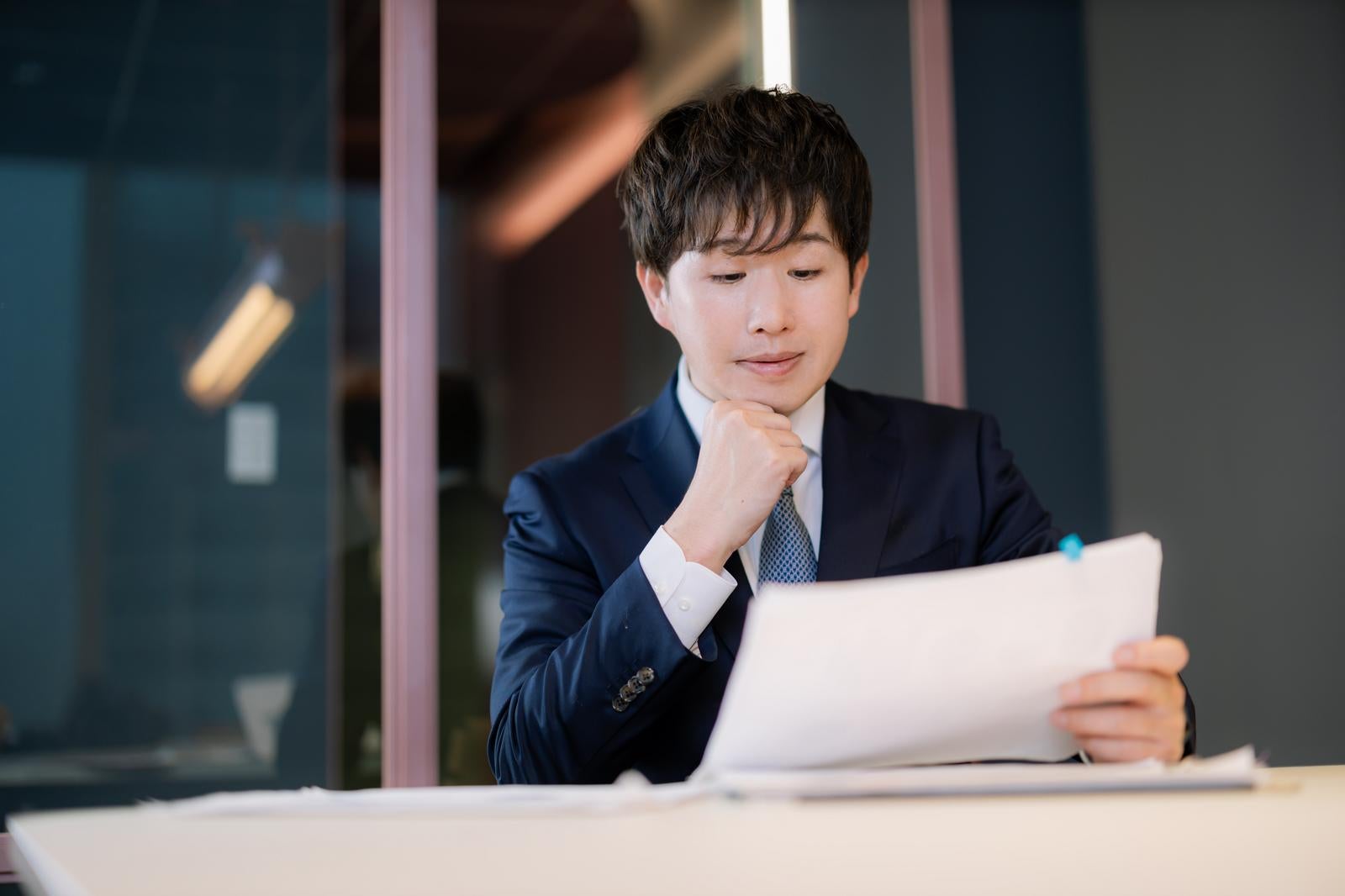 「SPAの読み合わせをするM&Aコンサルタント」の写真［モデル：野崎繁裕］