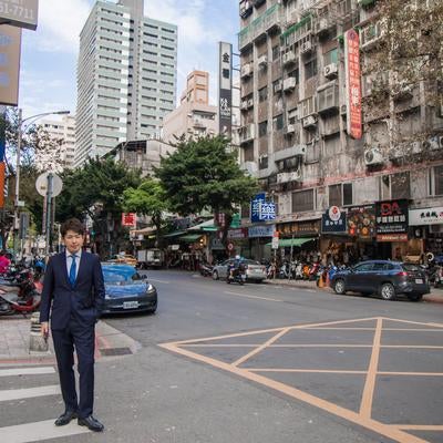 台北とスーツ姿の男性の写真