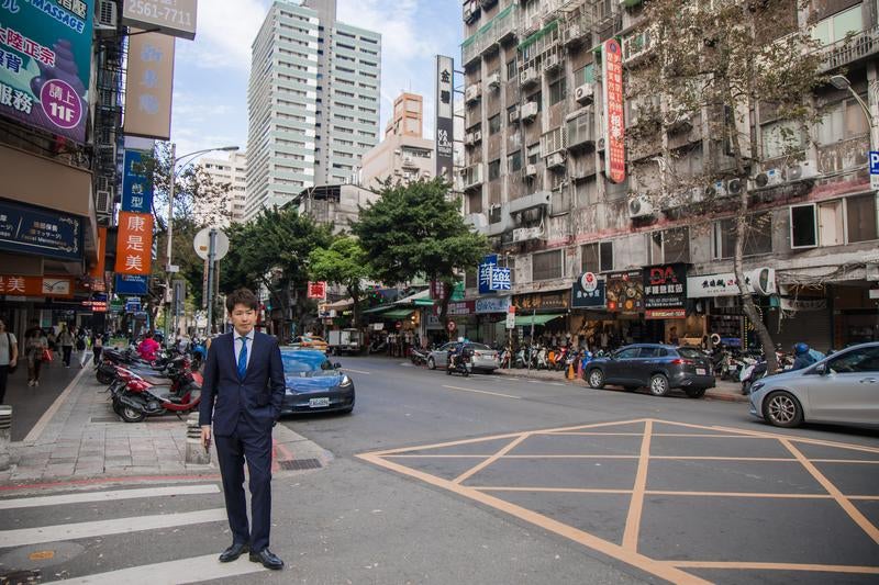 台北とスーツ姿の男性の写真