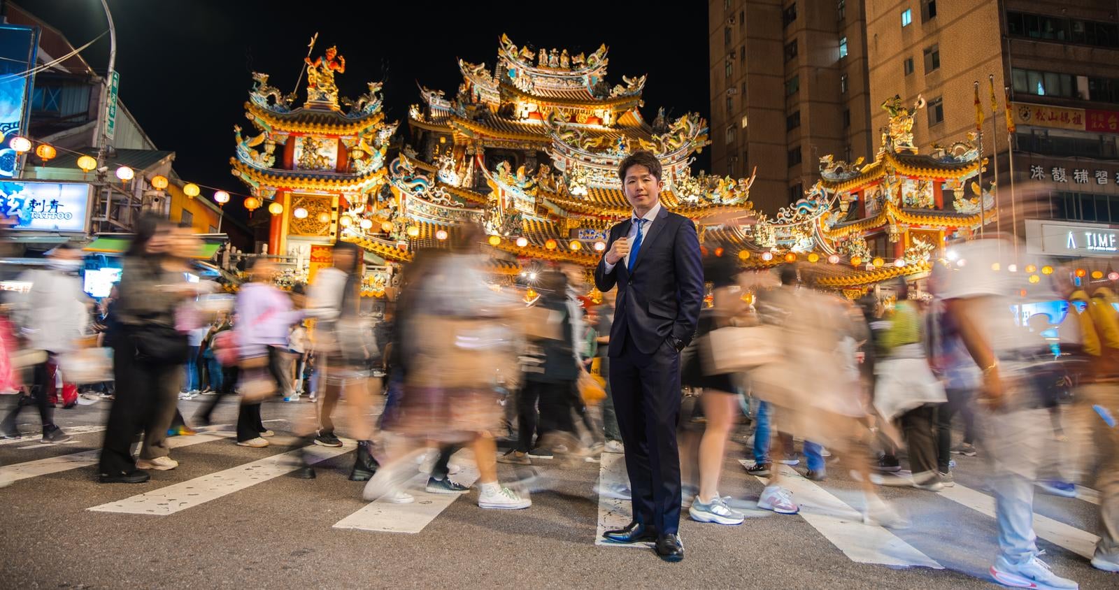 「カンボジアのナイトマーケットにやってまいりました」の写真［モデル：野崎繁裕］