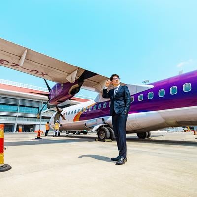 フライトを終えたスーツ姿の男性の写真