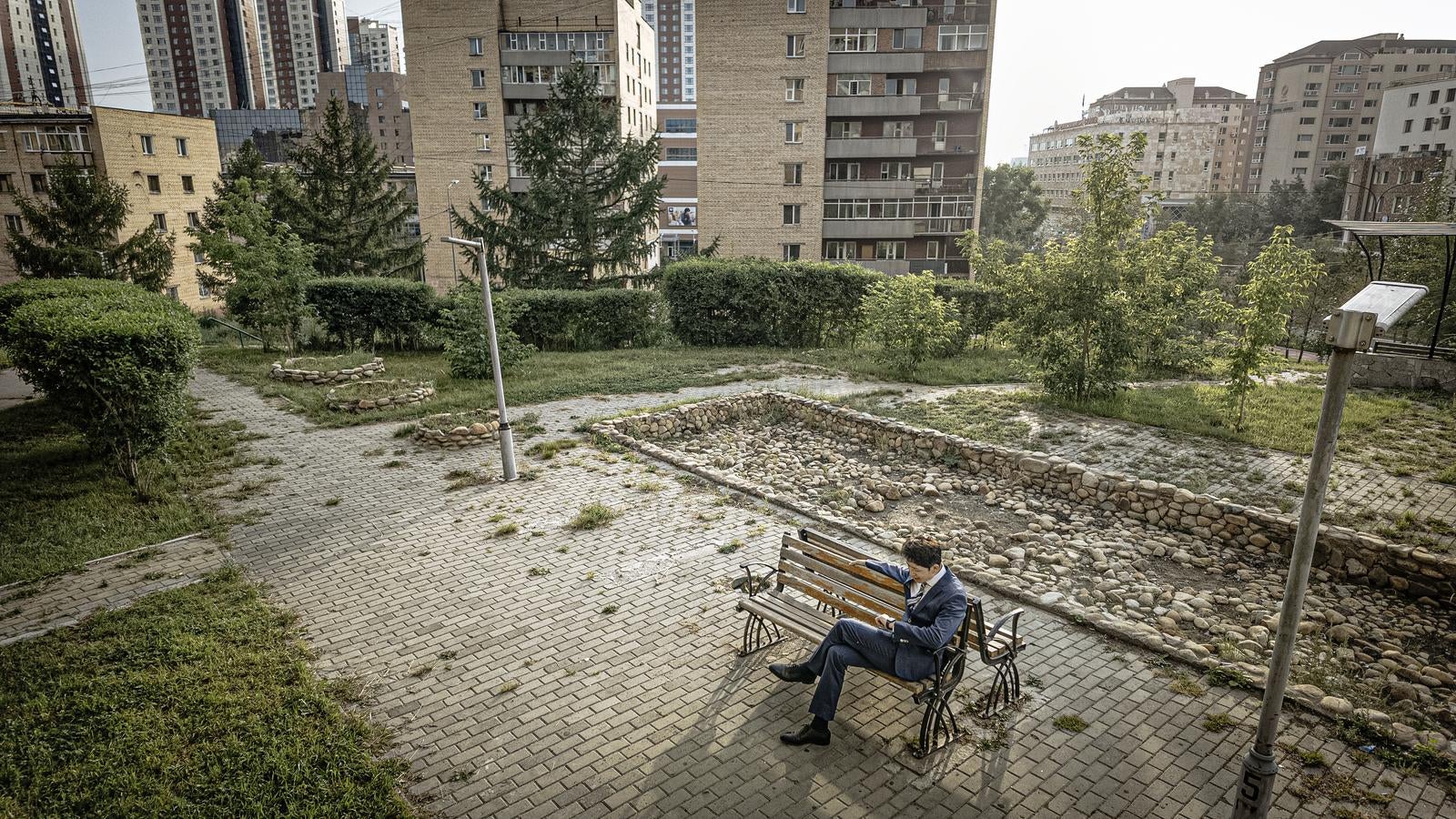 「旧ソビエトの住宅街にある公園で過ごすビジネスマンのひととき」の写真［モデル：野崎繁裕］