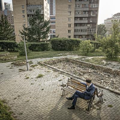 旧ソビエトの住宅街にある公園で過ごすビジネスマンのひとときの写真