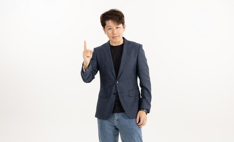 人差し指を立ててナンバーワンを示す男性