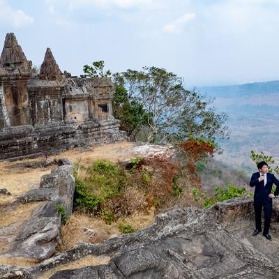 天空の寺院プレア・ヴィヒア寺院とスーツ姿のビジネスマンの写真