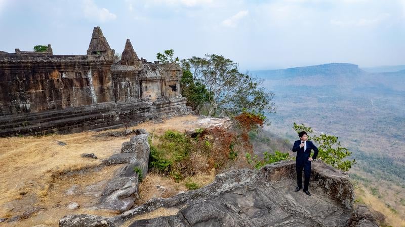 天空の寺院プレア・ヴィヒア寺院とスーツ姿のビジネスマンの写真