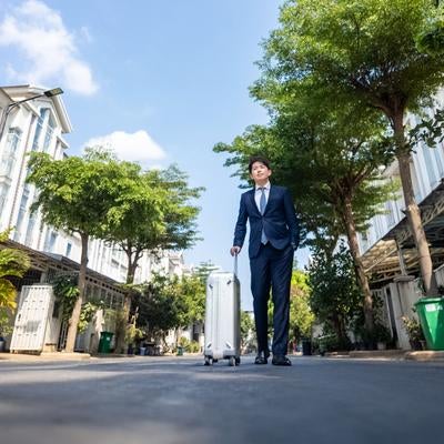 出張日和のスーツ姿の元銀行マンの写真