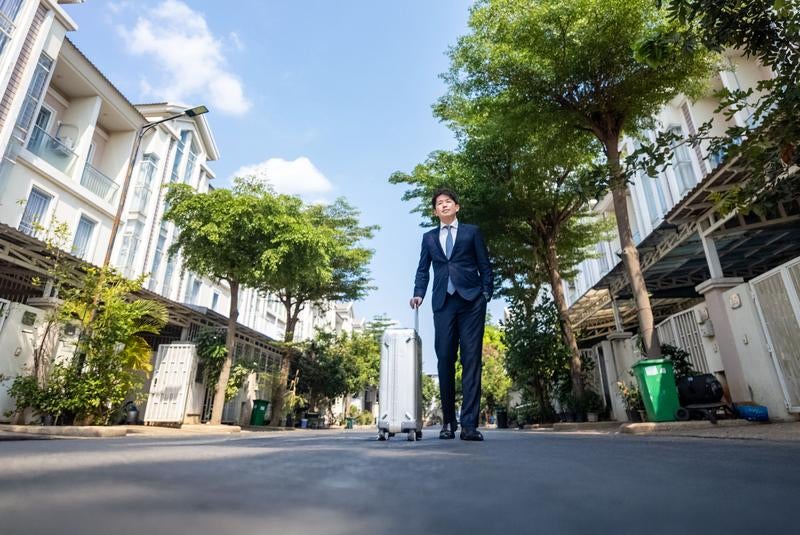 出張日和のスーツ姿の元銀行マンの写真