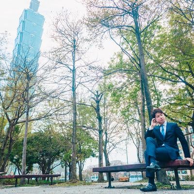台北101（Taipei 101）と自然に包まれる公園で交渉をするアドバイザーの写真
