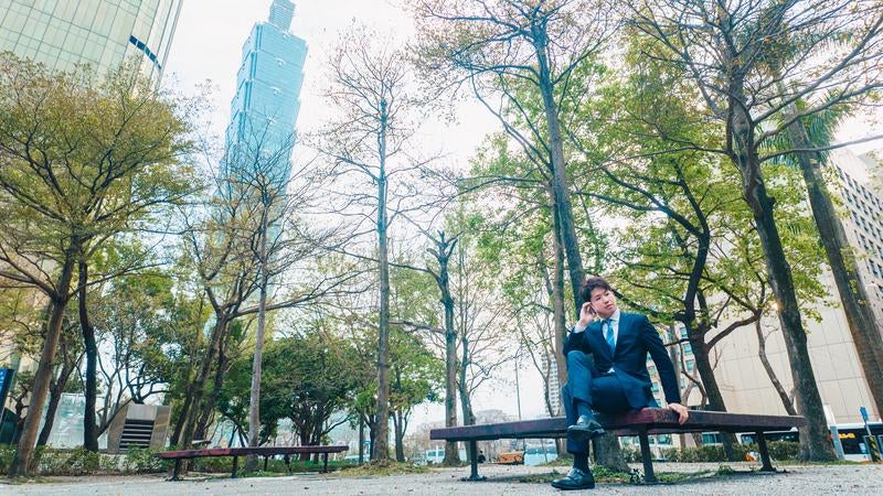 台北101（Taipei 101）と自然に包まれる公園で交渉をするアドバイザーの写真
