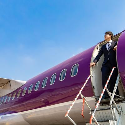 旅客機から出てくるM&Aアドバイザーの写真