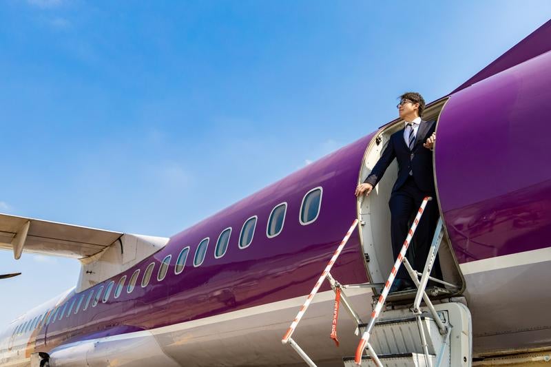 旅客機から出てくるM&Aアドバイザーの写真