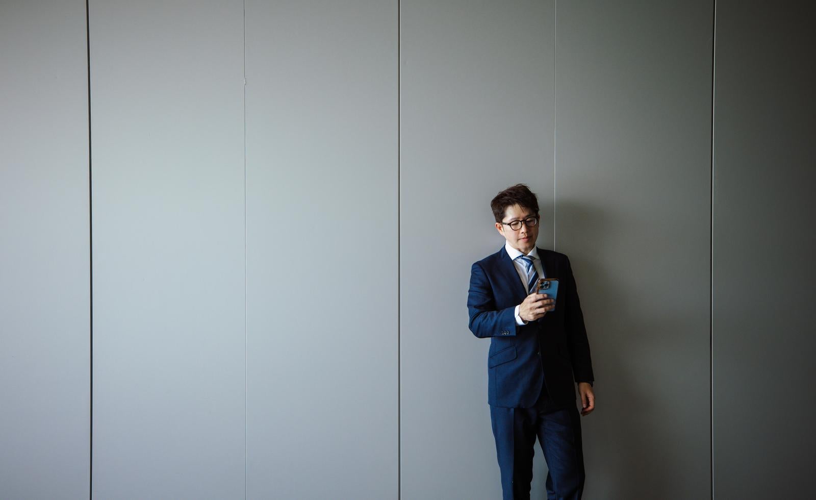 「ぎゃはは！最高！！マジウケるー！！って打ってる時の自分」の写真［モデル：野崎繁裕］