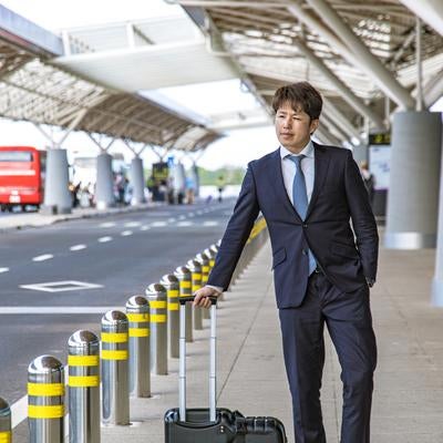 出張や旅行で空港を利用するビジネスマンの写真