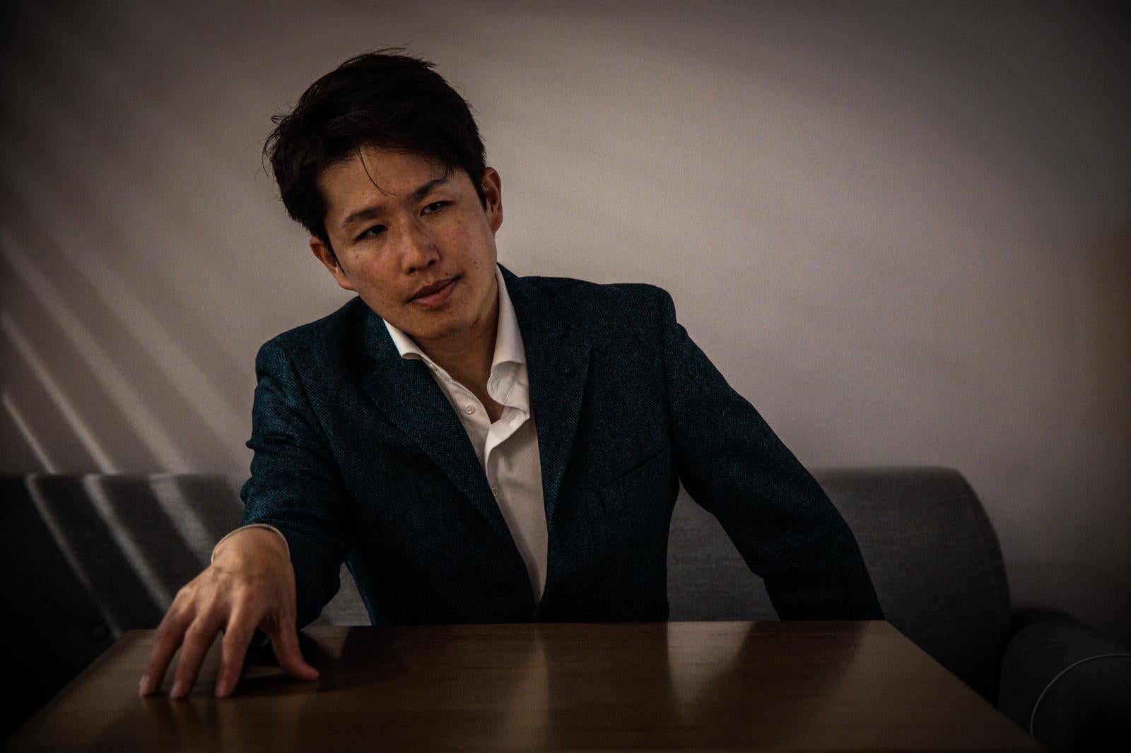「密室で合併・買収の話をする師」の写真［モデル：野崎繁裕］