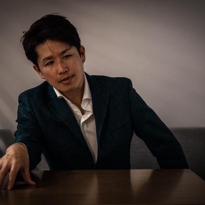 密室で合併・買収の話をする師の写真