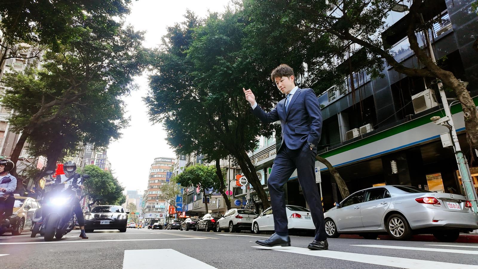 「軽やかに横断するビジネスマン」の写真［モデル：野崎繁裕］