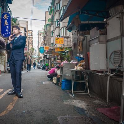 台北の街並みを視察するスーツ姿のM&Aアドバイザーの写真