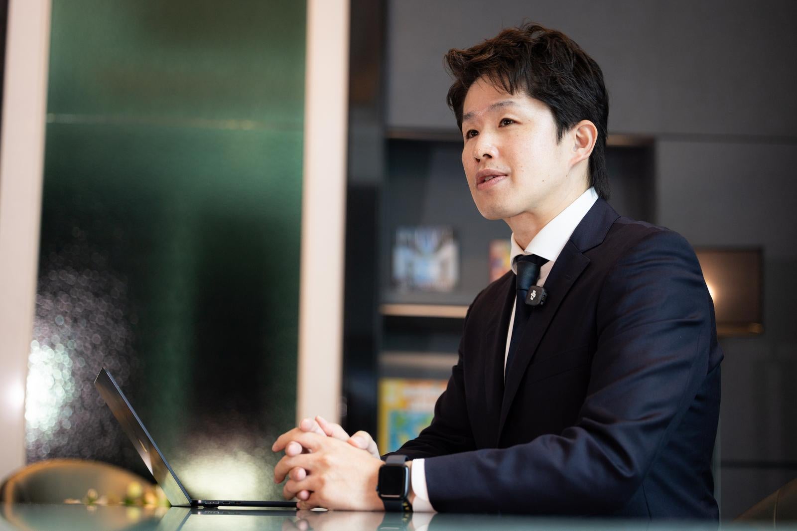 「モダンなオフィス空間でクライアントと相談するビジネスパーソン」の写真