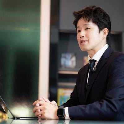 モダンなオフィス空間でクライアントと相談するビジネスパーソンの写真