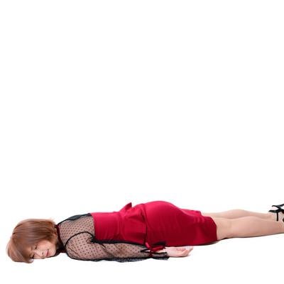 寝てません！土下座を超える土下寝で真摯に謝罪しています！の写真