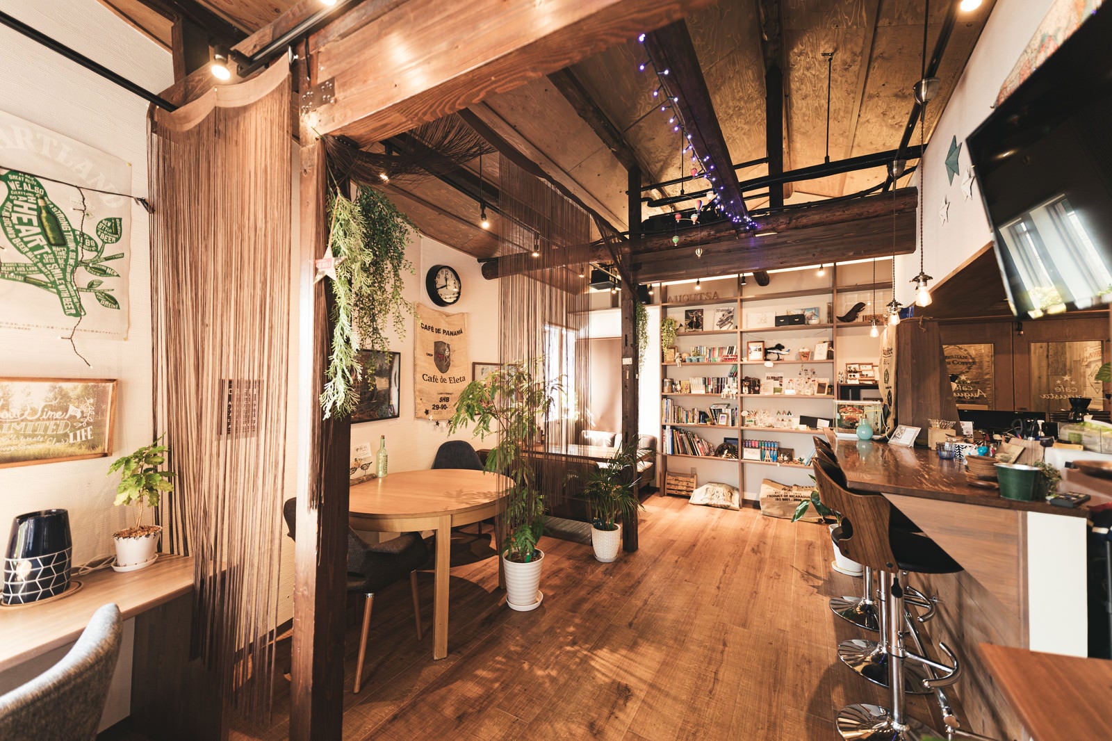 「木目調の落ち着いた雰囲気のカフェ店内」の写真