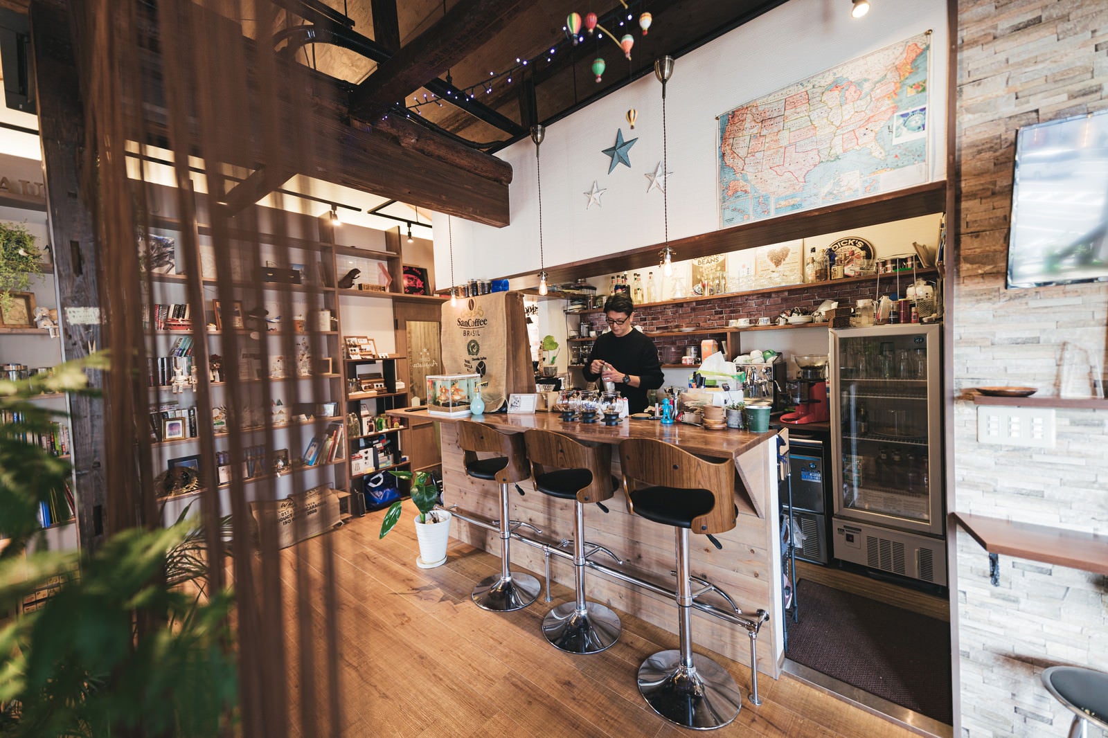 「落ち着いた雰囲気のカフェのカウンター席」の写真