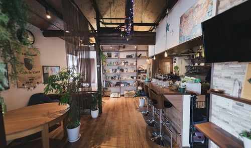 サーフカフェ風な広々とした店内の素敵なカフェの写真