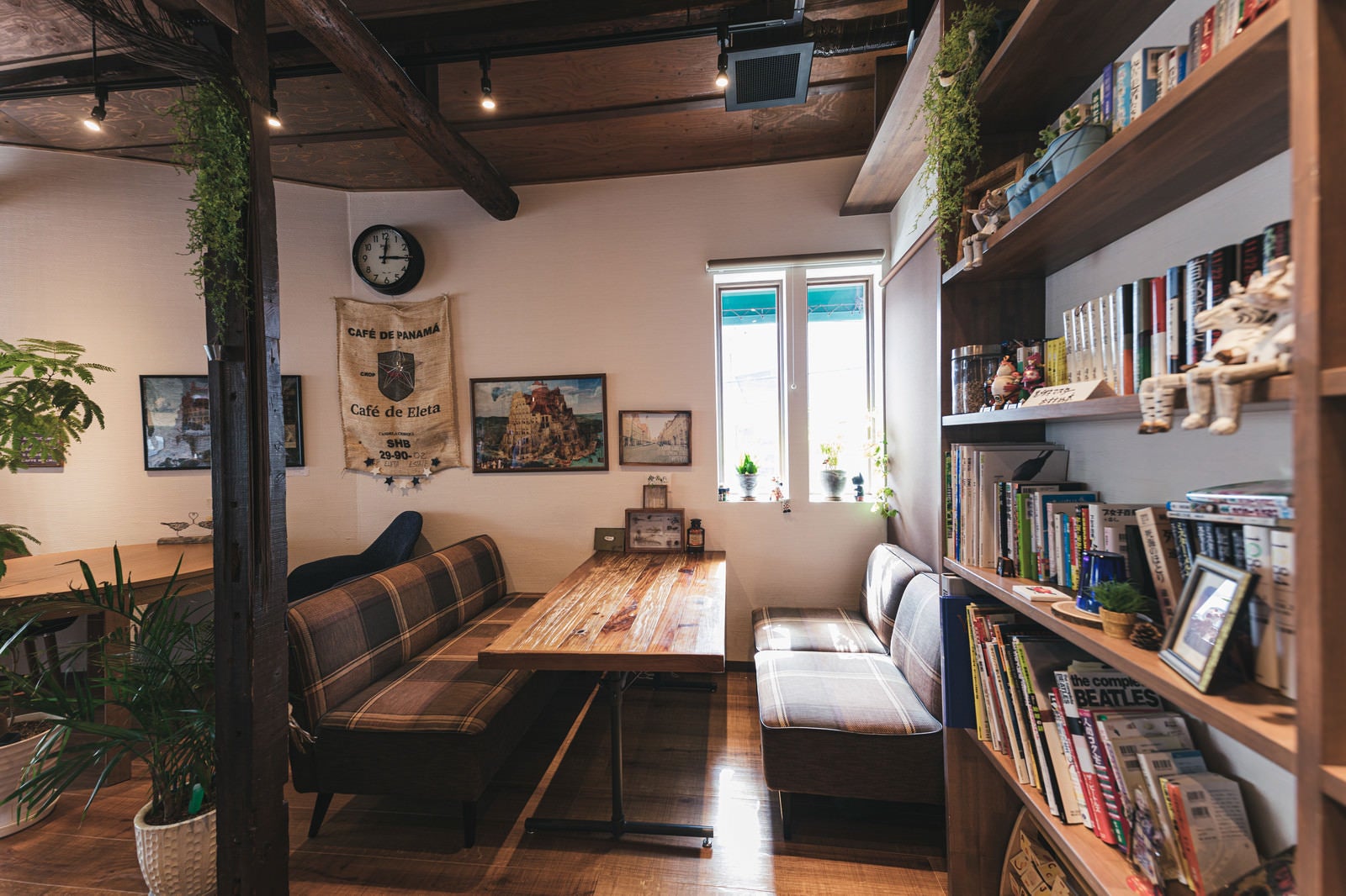 「木目調のカフェのソファー席」の写真