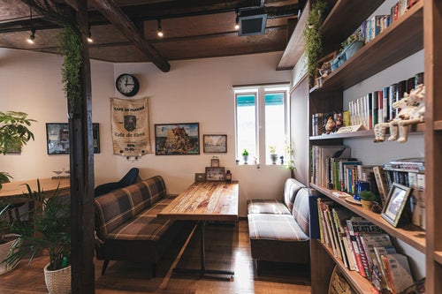 木目調のカフェのソファー席の写真
